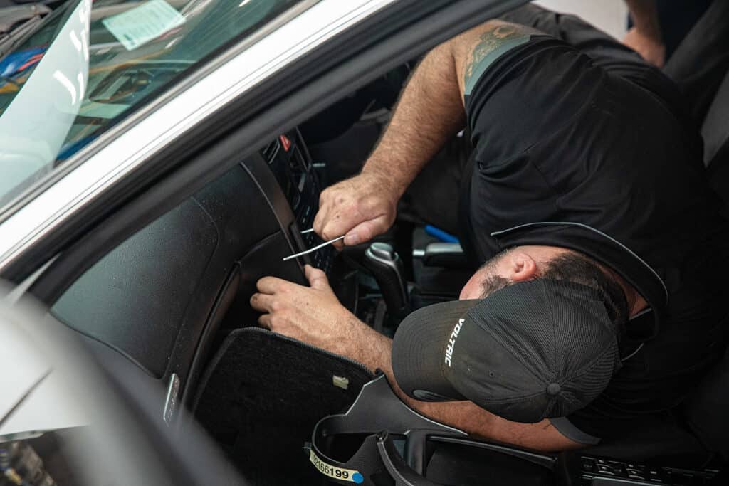 A voltaic employee leaving inside a car to repair the air conditioning