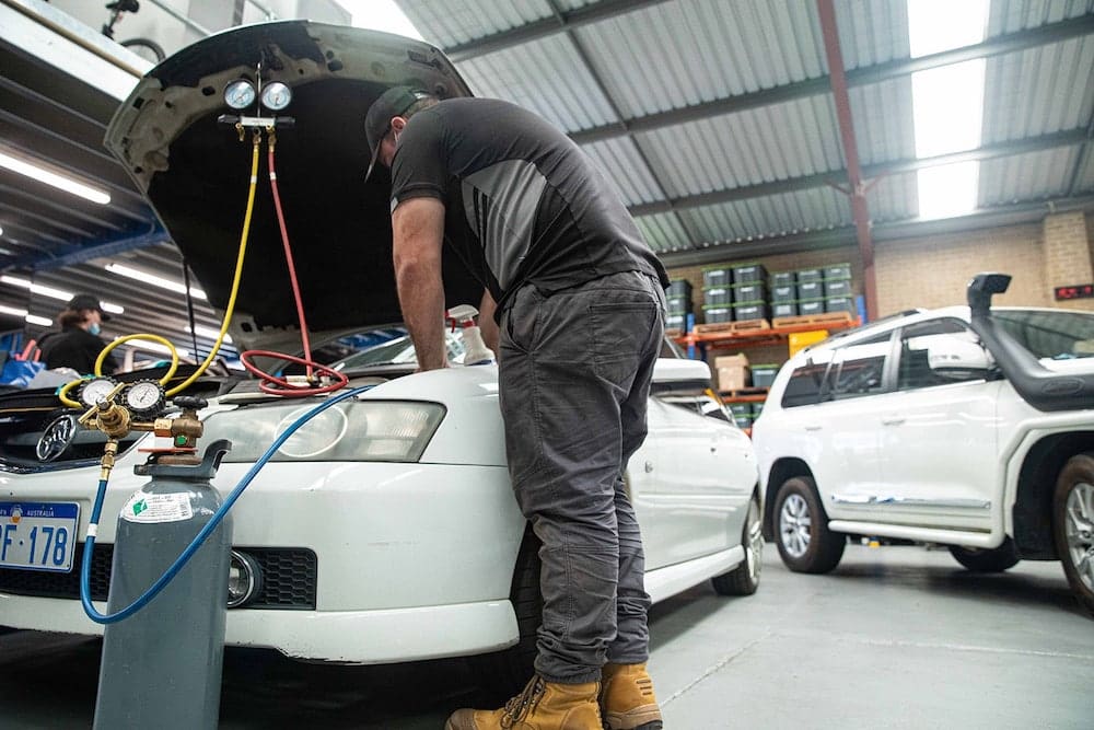 Voltaic auto electrician regassing an aircon